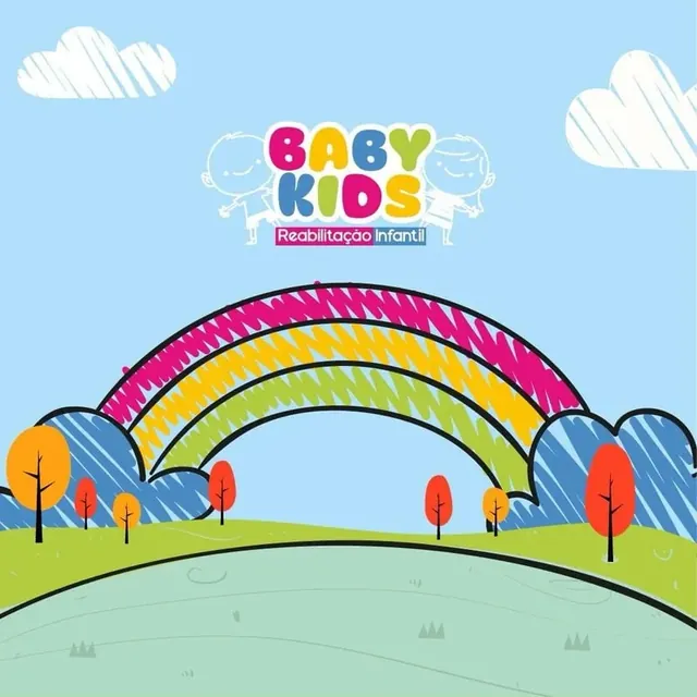 Ilustração infantil de um arco-íris colorido sobre um campo verde com árvores, identidade visual da Baby Kids